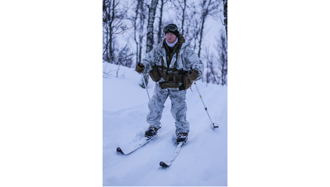 Un marine americain s'entraine sur des  skis pres de Setermoen (Norvège).