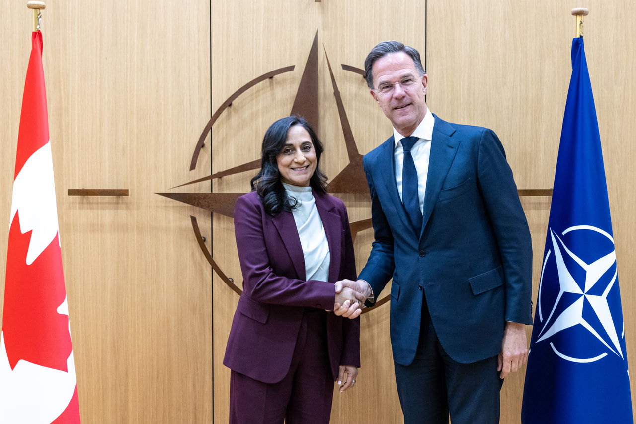 NATO Secretary General meets the Minister of Foreign Affairs of Canada
