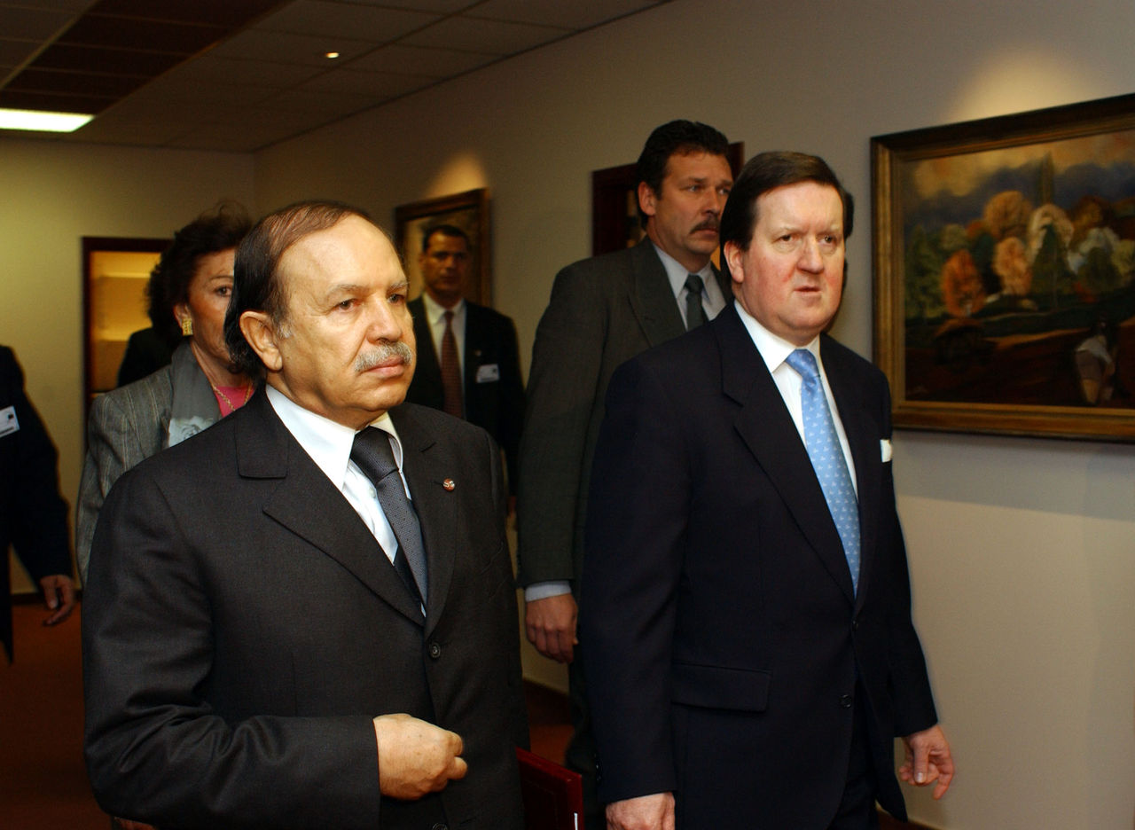 20th December 2001
Visit to NATO by the President of the People's Democratic Republic of Algeria, H.E. Abdelaziz Bouteflika.
Left to right: President Bouteflika with NATO Secretary General, Lord Robertson.
