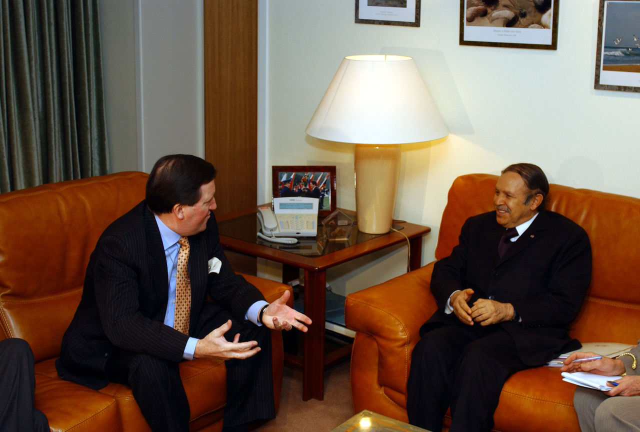 b021210e
10th December 2002
Visit to NATO by the President Abdelaziz Bouteflika of the People's Democratic Republic of Algeria.
Bilateral Meeting
Left to right: NATO Secretary General, Lord Robertson and President Bouteflika.

