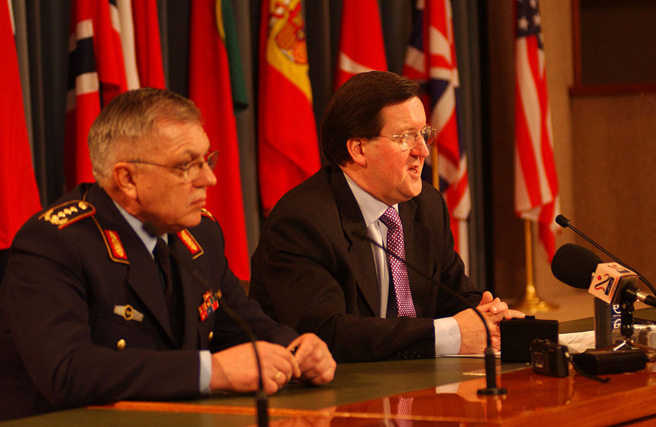 Chairman of the Military Committee, General Kujat (left) and NATO Secretary General, Lord Robertson (right) at the press conference