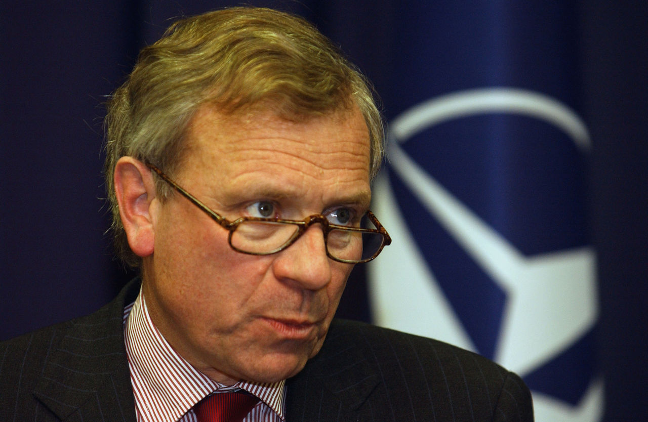 b040115w
15th-16th January 2004
NATO Secretary General, Jaap de Hoop Scheffer visits Bosnia-Herzegovina and Kosovo.
Kosovo
Left to right: Press Conference NATO Secretary General, Jaap de Hoop Scheffer.
