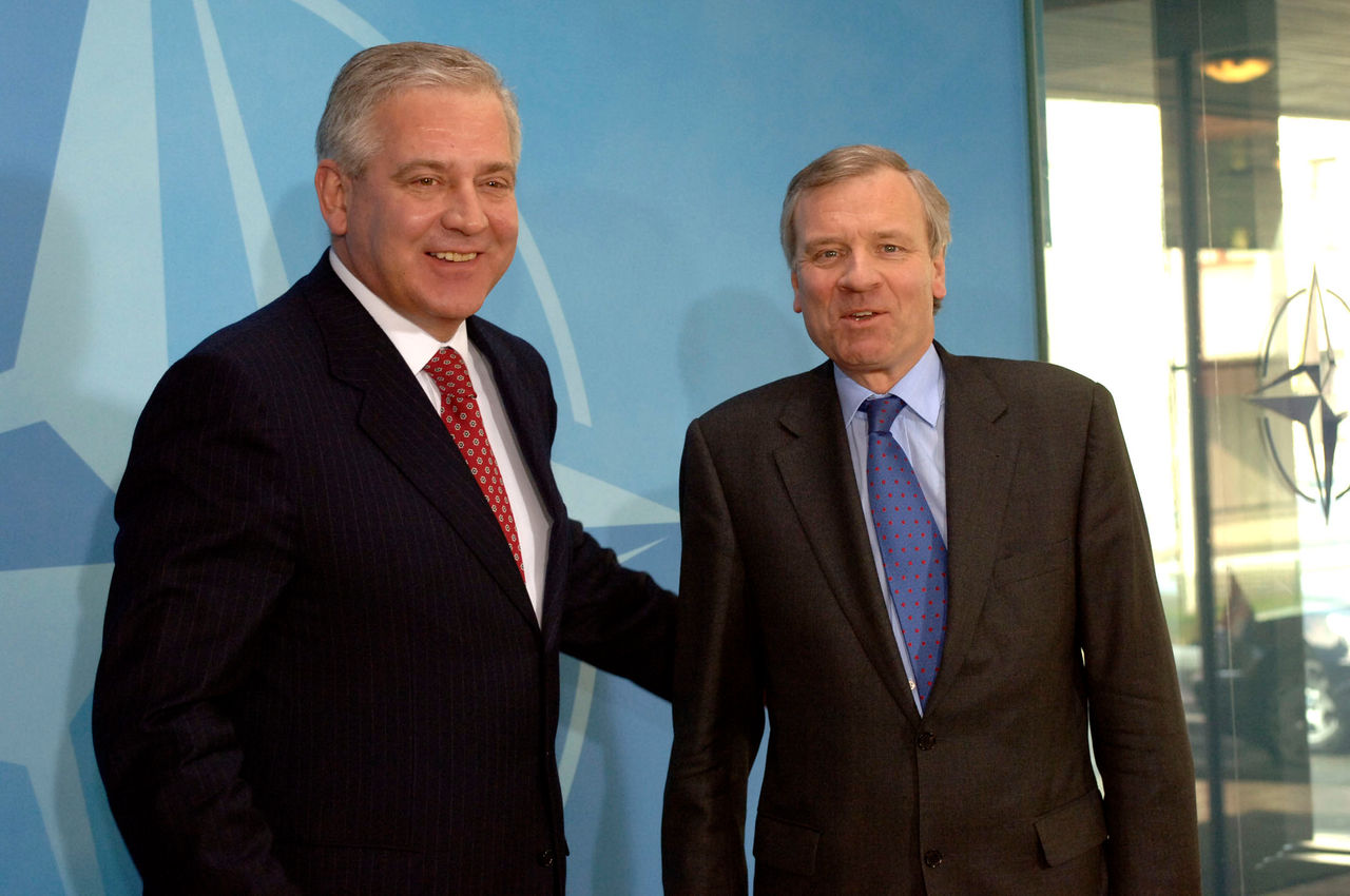b060130i
30th January 2006
Visit to NATO by the Prime Minister of Croatia, Ivo Sanader.
Press Point
Left to right: Ivo Sanader and NATO Secretary General, Jaap de Hoop Scheffer 

