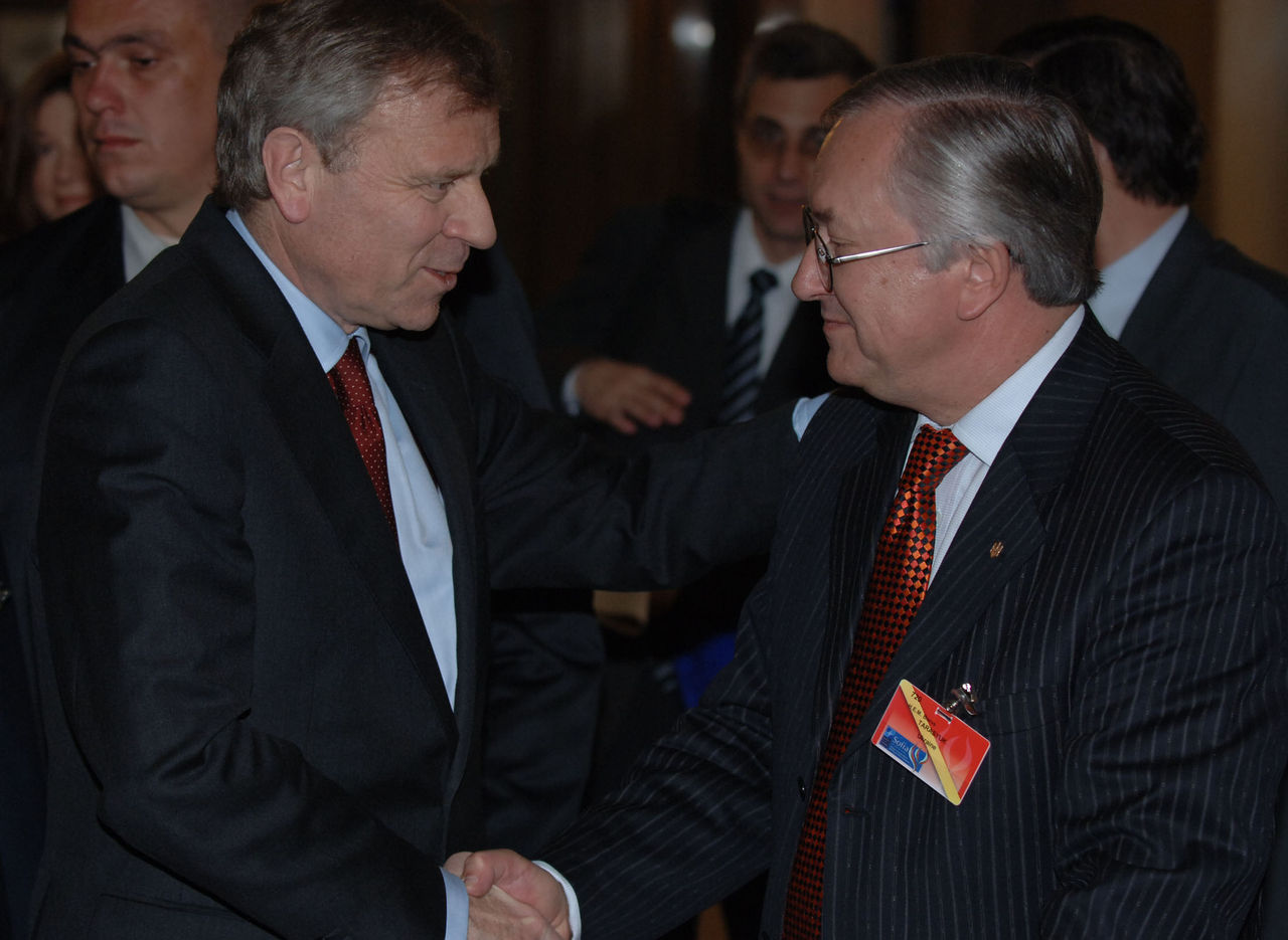 NATO Secretary General, Jaap de Hoop Scheffer and the Minister of Foreign Affairs of Ukraine, Borys Tarasyuk saying goodbye after the press conference