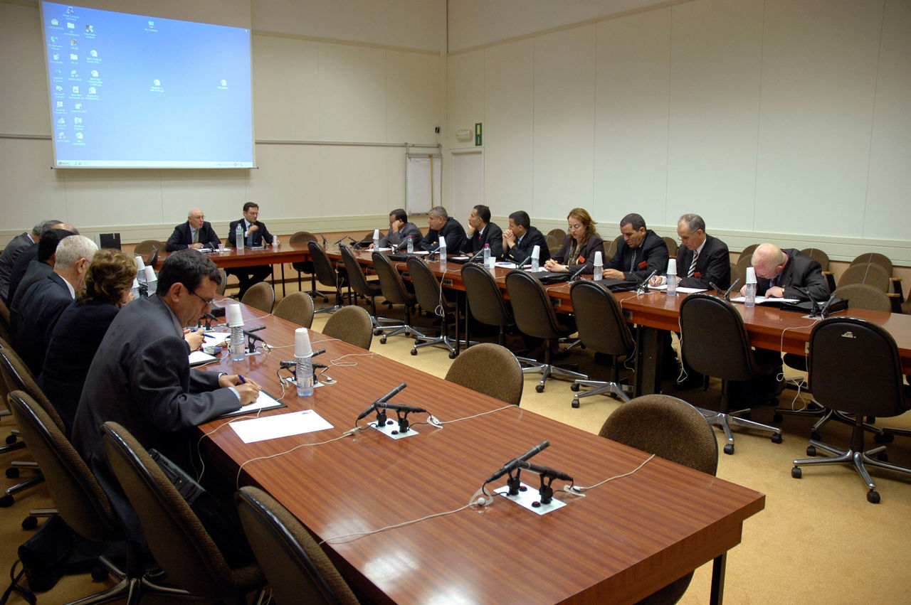 b060518g
18th May 2006
Visit to NATO by the Members of the Algerian Parliament
General view of the meeting