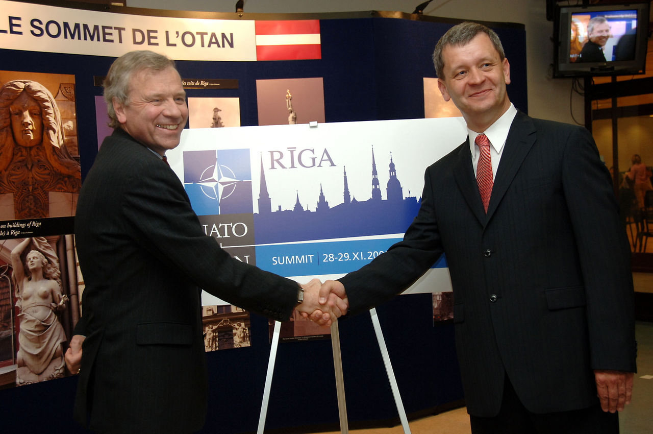 
b060522j
22nd May 2006
Opening of Latvian Exhibition and official unveiling of the NATO Summit Logo for Riga
Left to right: Atis Slakteris (Minister of Defence, Latvia ) and NATO Secretary General, Jaap de Hoop Scheffer shaking hands after having officially unveiled the NATO Summit Logo for Riga.

