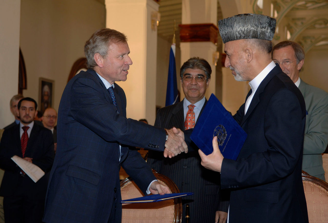 b060906d
4-6 September 2006
North Atlantic Council visits Afghanistan
Presidential Palace
Signing of the NATO – Afghan Agreement 
Left to right:  NATO Secretary general, Jaap de Hoop Scheffer shaking hands with Afghan President Karzai.
