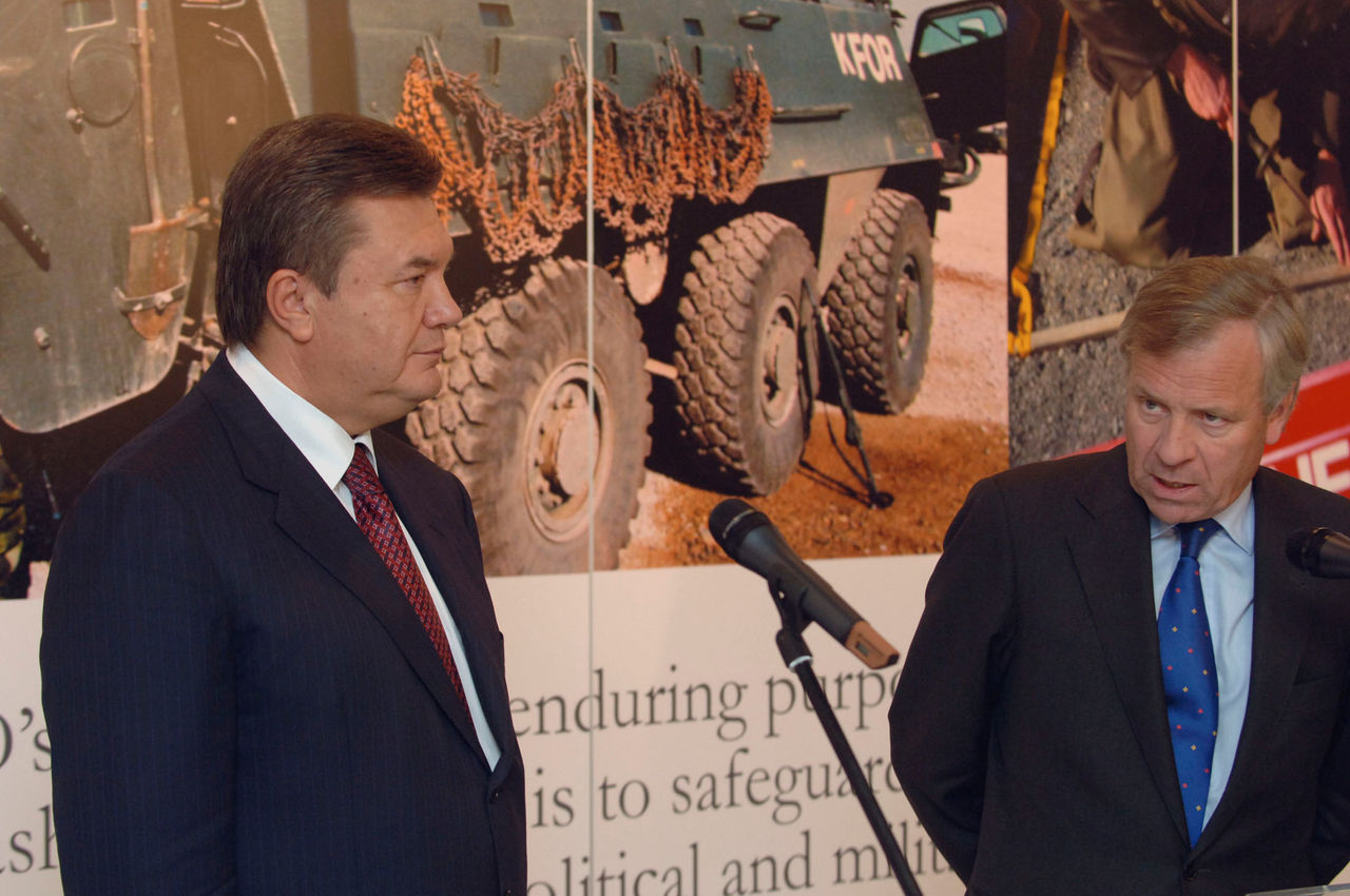 b060914n
14th September 2006
Visit to NATO by the Prime Minister of Ukraine, Viktor Yanukovych
Press Point
Left to right: Ukrainian Prime Minister Viktor Yanukovych with NATO Secretary General, Jaap de Hoop Scheffer.
