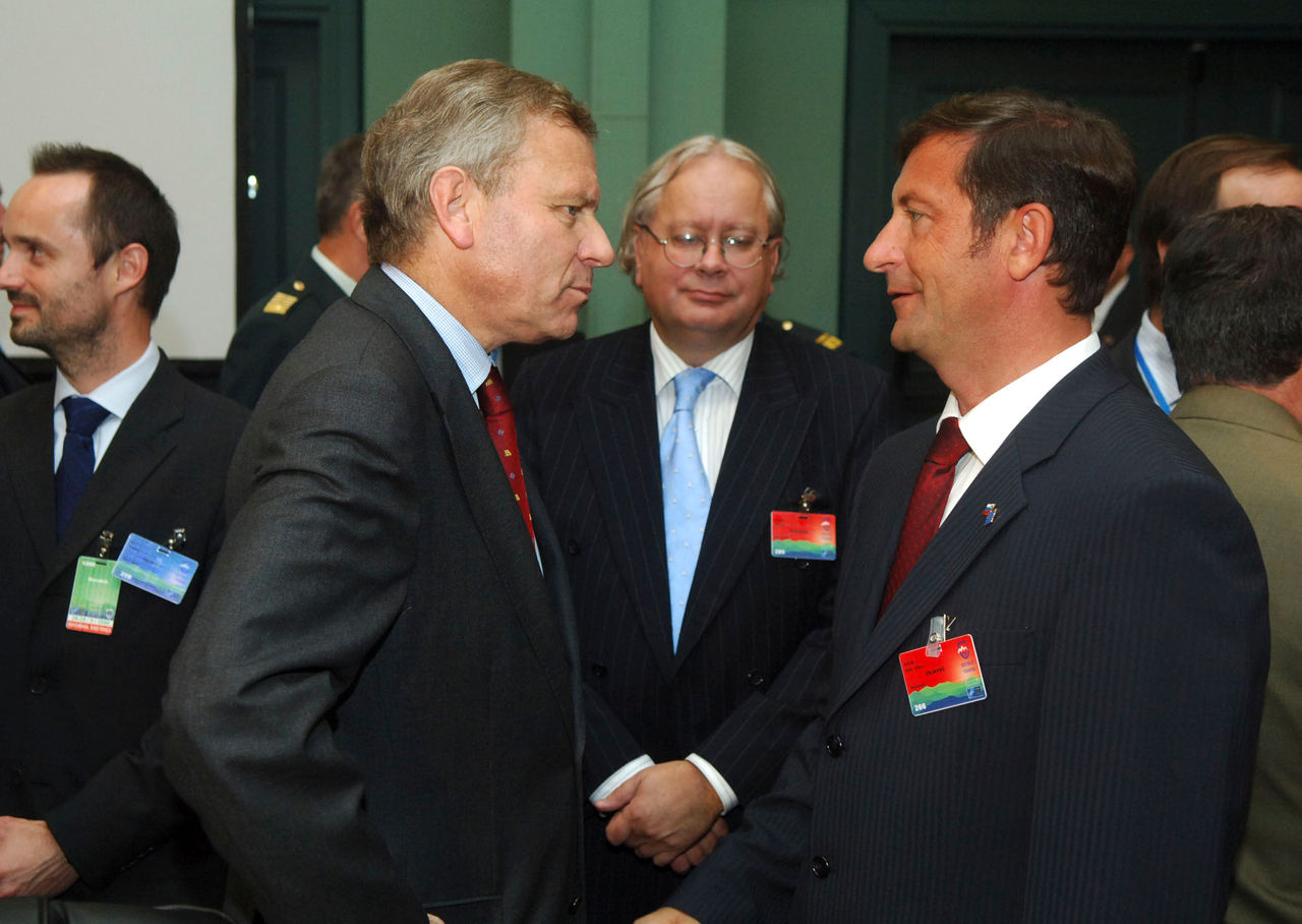 b060928ad
28th September 2006
Meetings of the Defence Ministers in Portorož, Slovenia
Left to right: NATO Secretary General, Jaap de Hoop Scheffer talking with Karl Viktor Erjavac (Minister of Defence, Slovenia)
