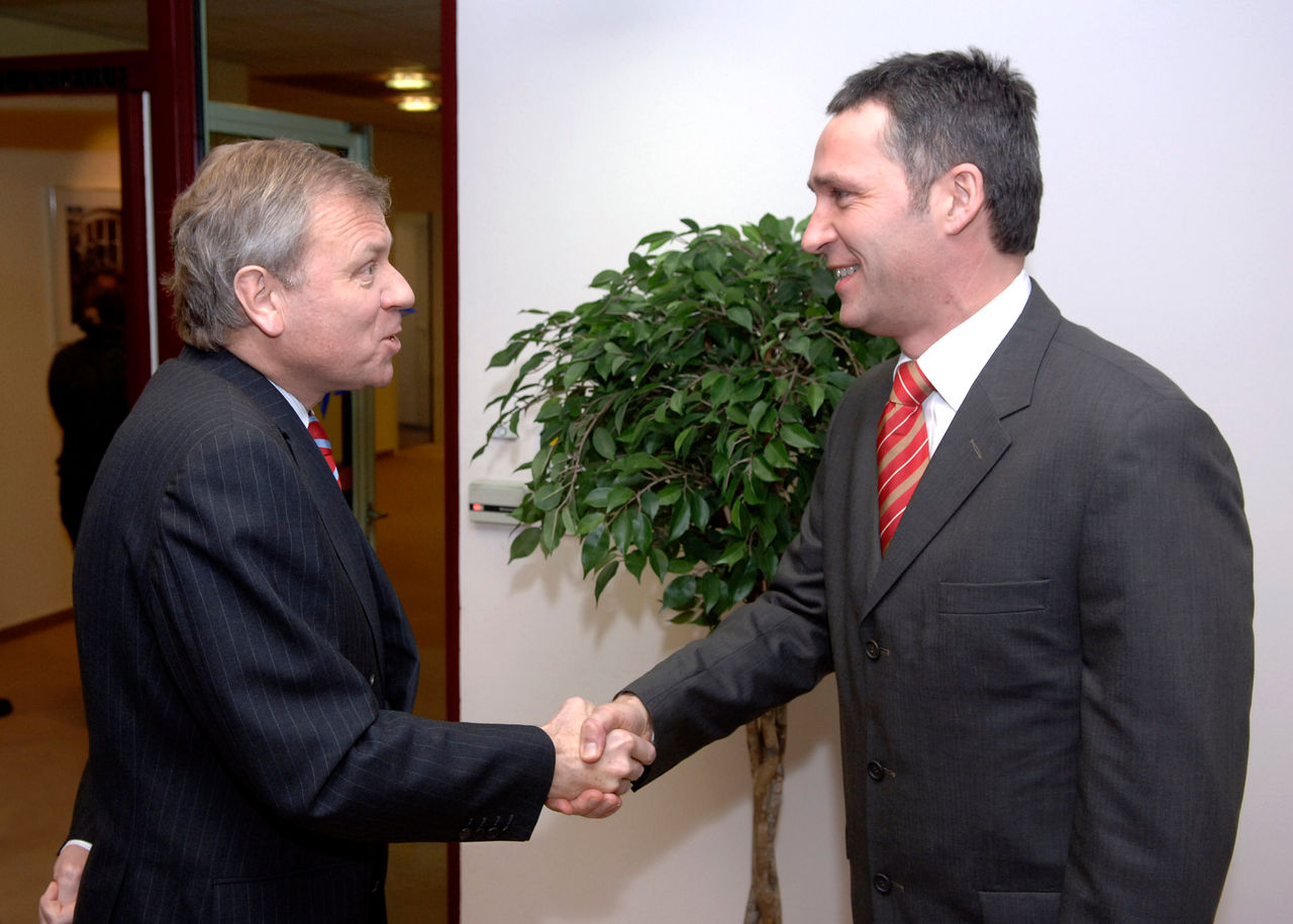 b060123a
23rd January 2006
Visit to NATO by the Prime Minister of Norway,
Jens Stoltenberg.
Left to right: Jens Stoltenberg shaking hands with NATO Secretary General, Jaap de Hoop Scheffer.

