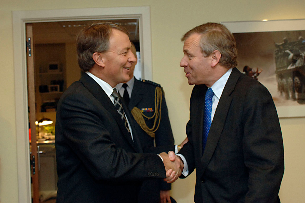 b060203a
3rd February 2006
Visit to NATO by the Minister of  Foreign Affairs of New Zealand,
Phil Goff.
Left to right: Phil Goff shaking hands with NATO Secretary General, Jaap de Hoop Scheffer.
