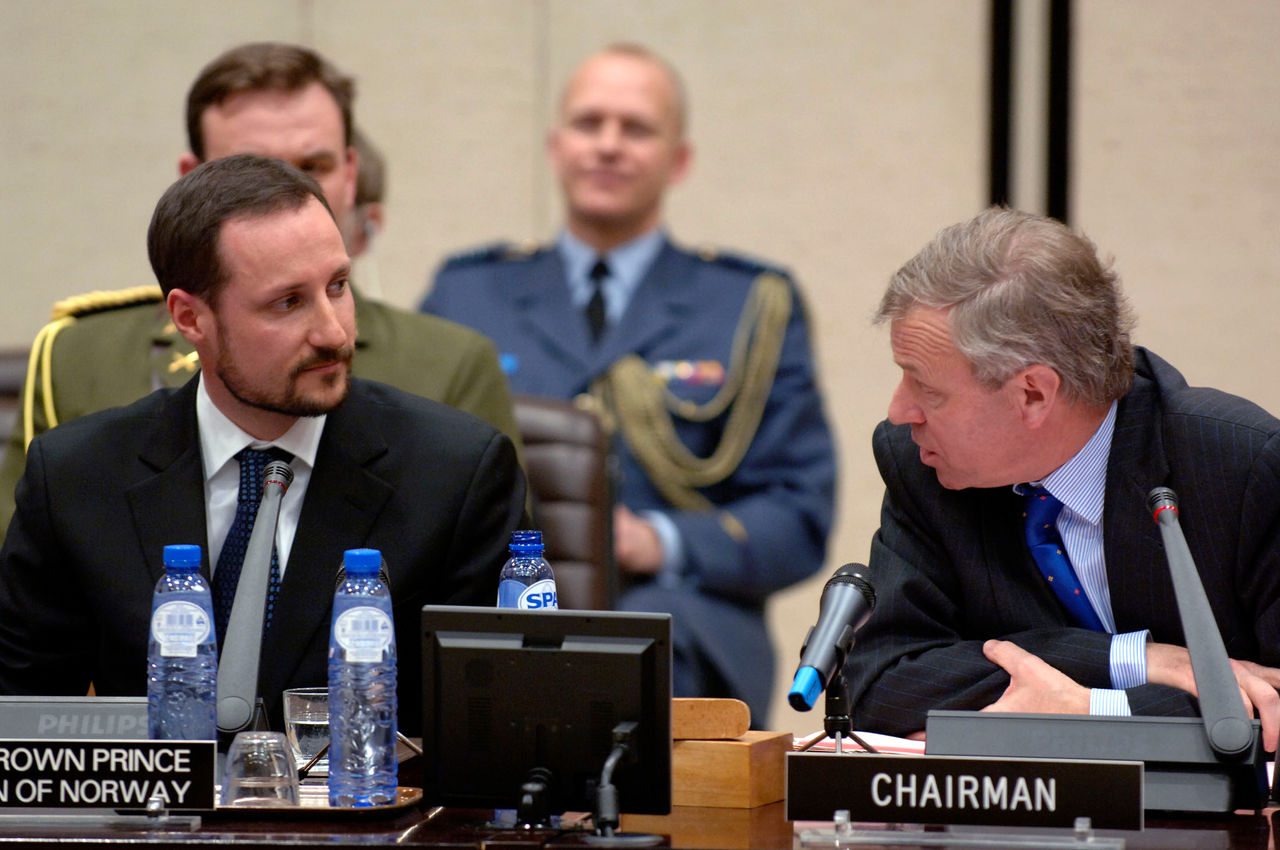 b060301n
1st March 2006
Visit to NATO by H.R.H Prince Haakon of Norway.
North Atlantic Council Meeting
Left to right: Prince Haakon with NATO Secretary General, Jaap de Hoop Scheffer
