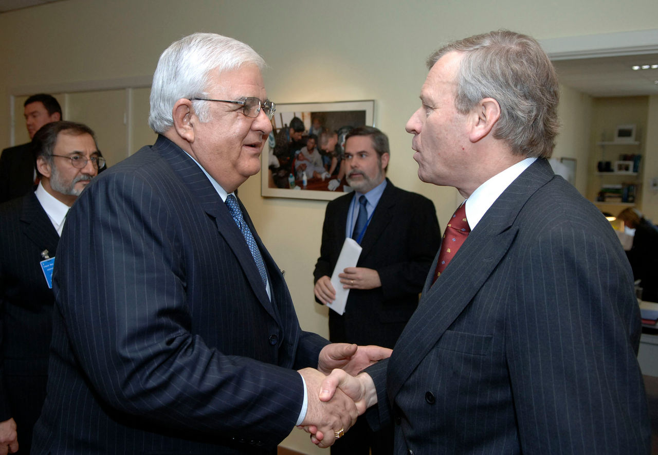 b060313b
13th March 2006
Visit to NATO of High Level Government Officials from Afghanistan
Bilateral Meeting between NATO Secretary General, Jaap de Hoop Scheffer and Afghan Minister of defence, Abdul Rahim Wardak.
Left to right: Abdul Rahim Wardak shaking hands with NATO Secretary, Jaap de Hoop Scheffer.
