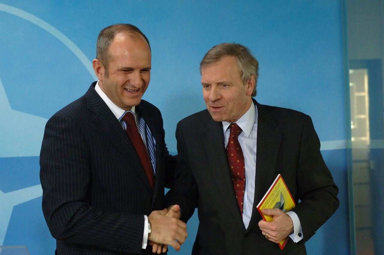 b060322m
22nd March 2006
Visit to NATO by the Prime Minister of the former Yugoslav Republic of Macedonia,
Vlado Buckovski.
Joint Press Point
Left to right: Vlado Buckovski and NATO Secretary General, Jaap de Hoop Scheffer

