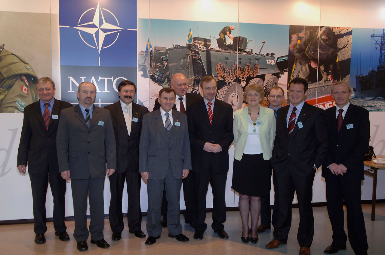 b060327j
27th March 2006
A Group of Polish Parliamentarians visit NATO
- Group Photo
