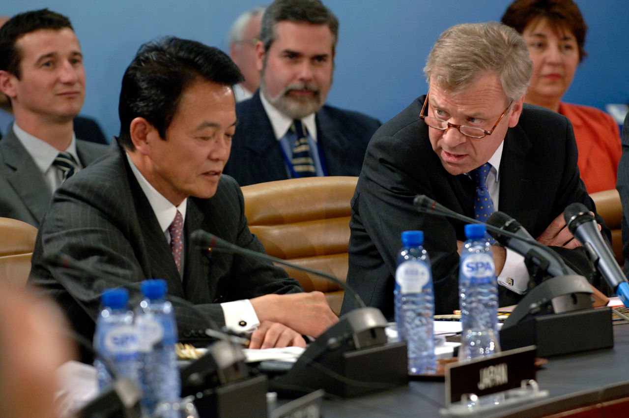 b060504g
4th May 2006
Visit to NATO by the Minister of Foreign Affairs of Japan,
Taro Aso.
North Atlantic Council Meeting
Left to right: Taro Aso (Minister of Foreign Affairs, Japan) with NATO Secretary General, Jaap de Hoop Scheffer
