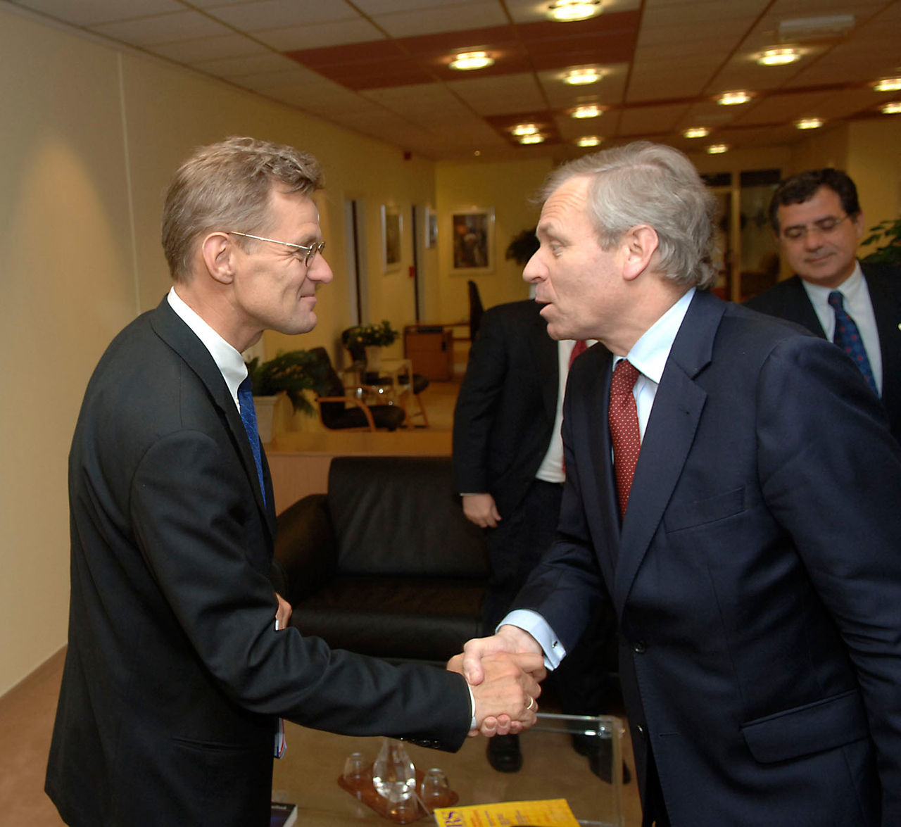 b060530a
30th May 2006
Visit to NATO by the Undersecretary for Humanitarian Affairs (UN-OCHA), Jan Egeland.
Left to right: Jan Egeland shaking hands with NATO Secretary General, Jaap de Hoop Scheffer.

