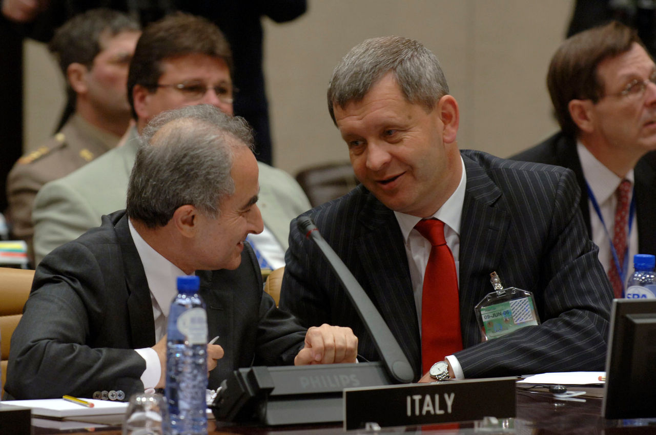 b060608z
8th June 2006
Meetings of the Defence Ministers at NATO HQ in Brussels
North Atlantic Council Meeting with Non-NATO ISAF Contributors
Left to right: Arturo Parisi (Minister of Defence, Italy) talking with Radoslaw Sikorski (Minister of Defence, Latvia)
