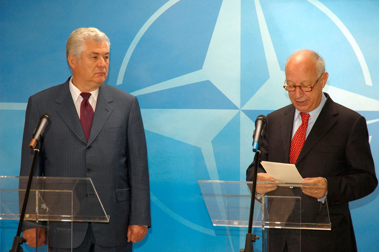b060622f
22nd June 2006
Visit to NATO by President Vladimir Voronine of Moldova
Left to right: Joint Press Point President Vladimir Voronine and Deputy NATO Secretary General, Ambassador Minuto Rizzo.
