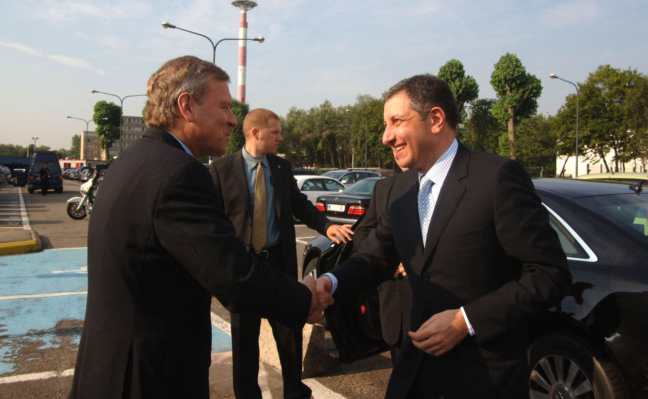b060726a
26th July 2006
Visit to NATO by the Prime Minister of Georgia, Zurab Nogaideli
Left to right: NATO Secretary General, Jaap de Hoop Scheffer greeting Georgian Prime Minister, Zurab Nogaideli.
