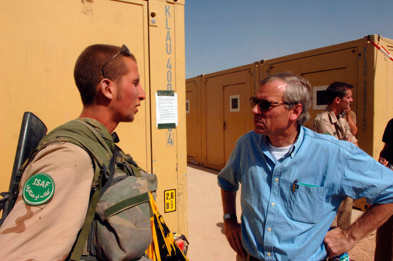 b060905s
5th September 2006
North Atlantic Council visits Afghanistan
- NATO Secretary General, Jaap de Hoop Scheffer meeting the Coalition ISAF troops at Tarin-Kot Camp Bastion.
