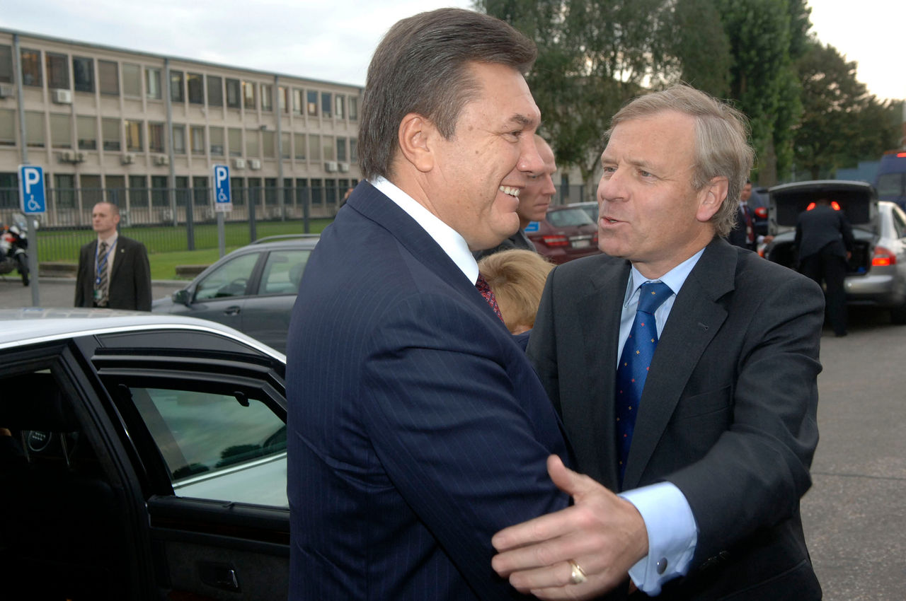 b060914b
14th September 2006
Visit to NATO by the Prime Minister of Ukraine, Viktor Yanukovych
Left to right: Ukrainian Prime Minister, Viktor Yanukovych being greeted by NATO Secretary General, Jaap de Hoop Scheffer upon his arrival to NATO HQ.
