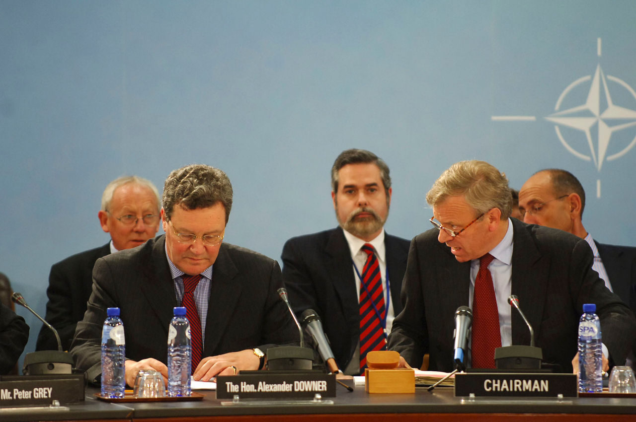 b060925d
25th September 2006
Visit to NATO by the Minister of Foreign Affairs of Australia,
Alexander Downer.
North Atlantic Council Meeting:
Left to right: Alexander Downer (Minister of Foreign Affairs, Australia) with NATO Secretary General, Jaap de Hoop Scheffer.
