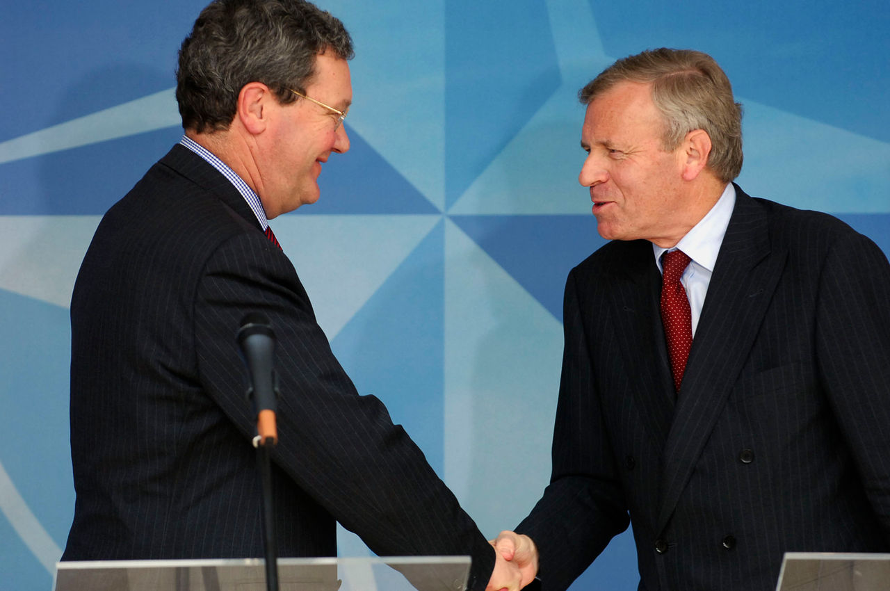 b060925p
25th September 2006
Visit to NATO by the Minister of Foreign Affairs of Australia,
Alexander Downer.
Joint Press Point
Left to right: Alexander Downer (Australian Minister of Foreign Affairs) with NATO Secretary General, Jaap de Hoop Scheffer
