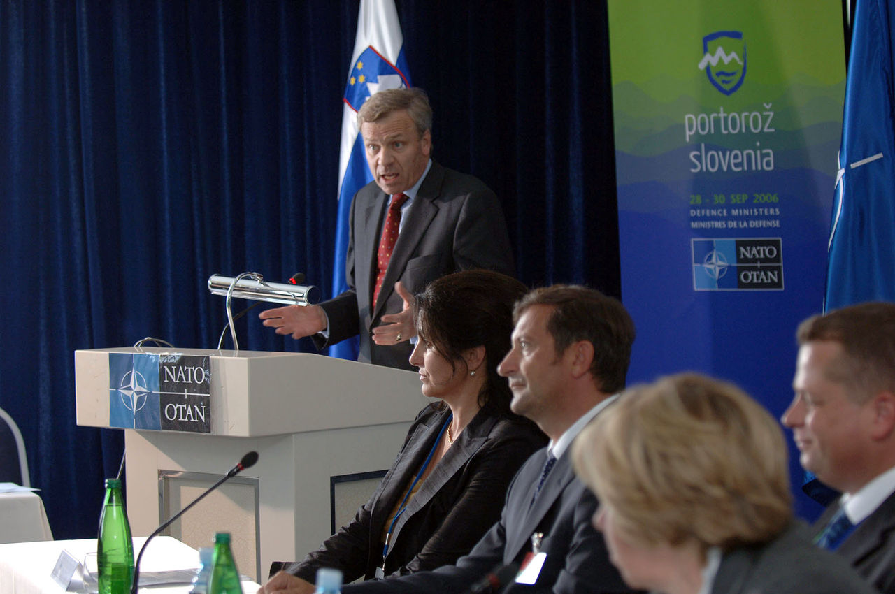 « Model NATO » ministerial simulation 
NATO Secretary General Jaap de Hoop Scheffer addressing the PDD NATO Model Event. In the front left to right) : Mrs Erjavec, and Mr Karl Erjavec, Slovenian Minister of Defence, Mr Tamir Sinai (Munich European Forum - MFE) and Mrs de Hoop Scheffer