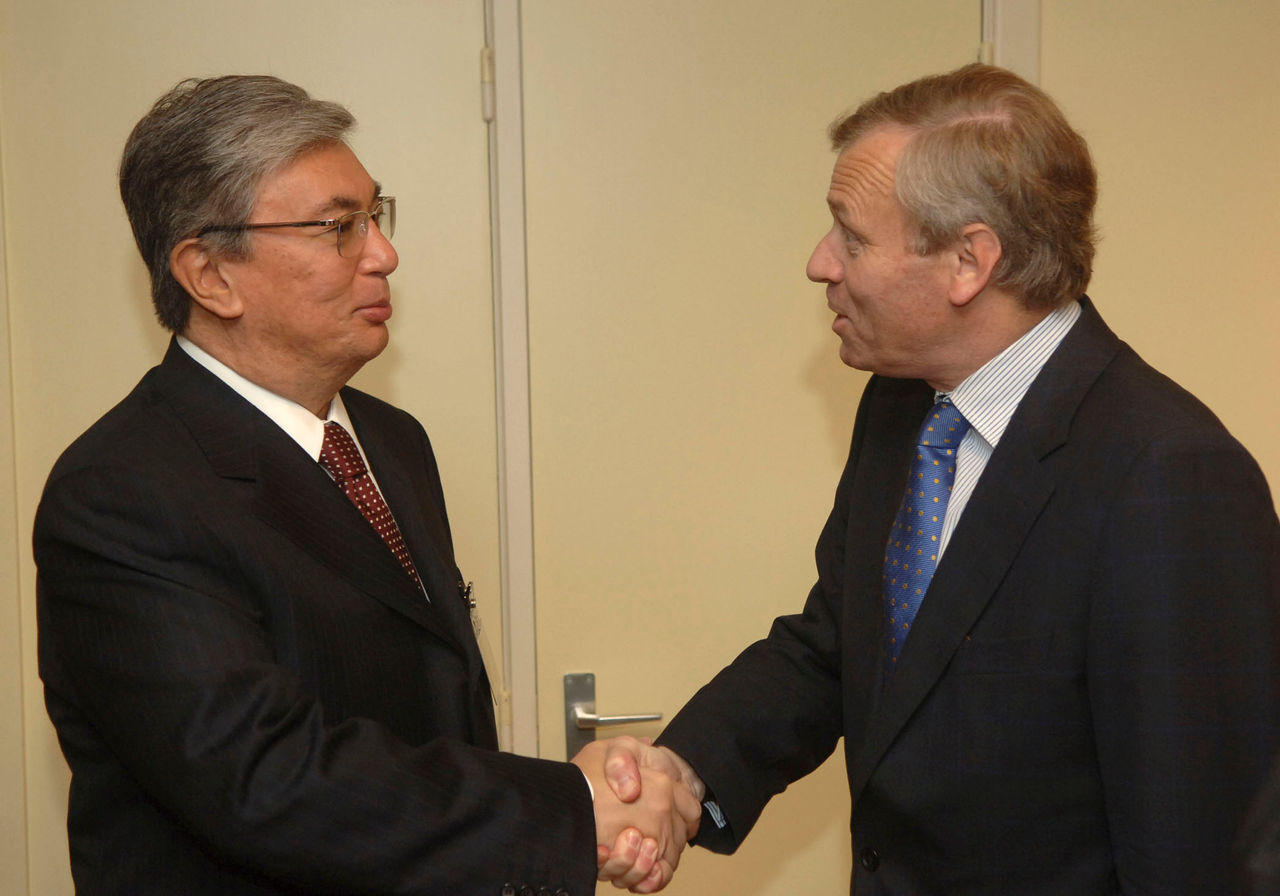 b061004a
4th October 2006
Visit to NATO by the Minister of Foreign Affairs of Kazakhstan,
Kassymzhomart Tokayev
Left to right: Kassymzhomart Tokayev shaking hands with NATO Secretary General, Jaap de Hoop Scheffer.
