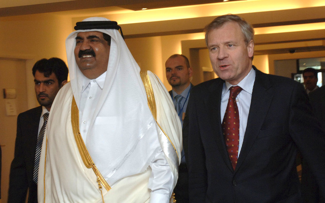 b061117f
17th November 2006
Visit to NATO of Shiekh Hamad Bin Khalifa Al-Thani,
Emir of the State of Qatar.
Left to right: Sheikh Hamad Bin Khalifa Al-Thani being greeted by NATO Secretary General, Jaap de Hoop Scheffer.
