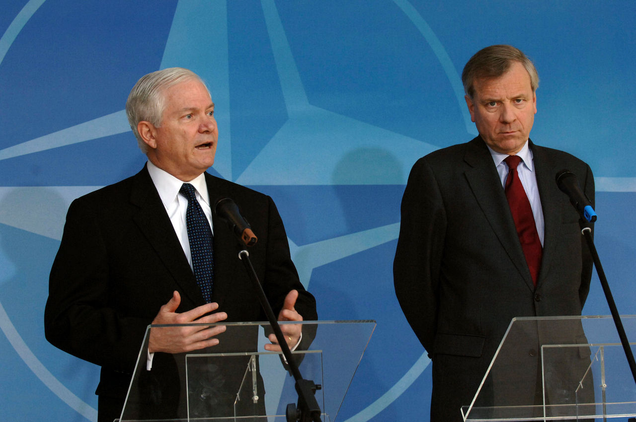 b070115h
15th January 2007
Visit to NATO by the US Secretary of Defense,
Robert Gates.
Joint Press Point
Left to right: US Secretary of Defense, Robert Gates with NATO Secretary General, Jaap de Hoop Scheffer
