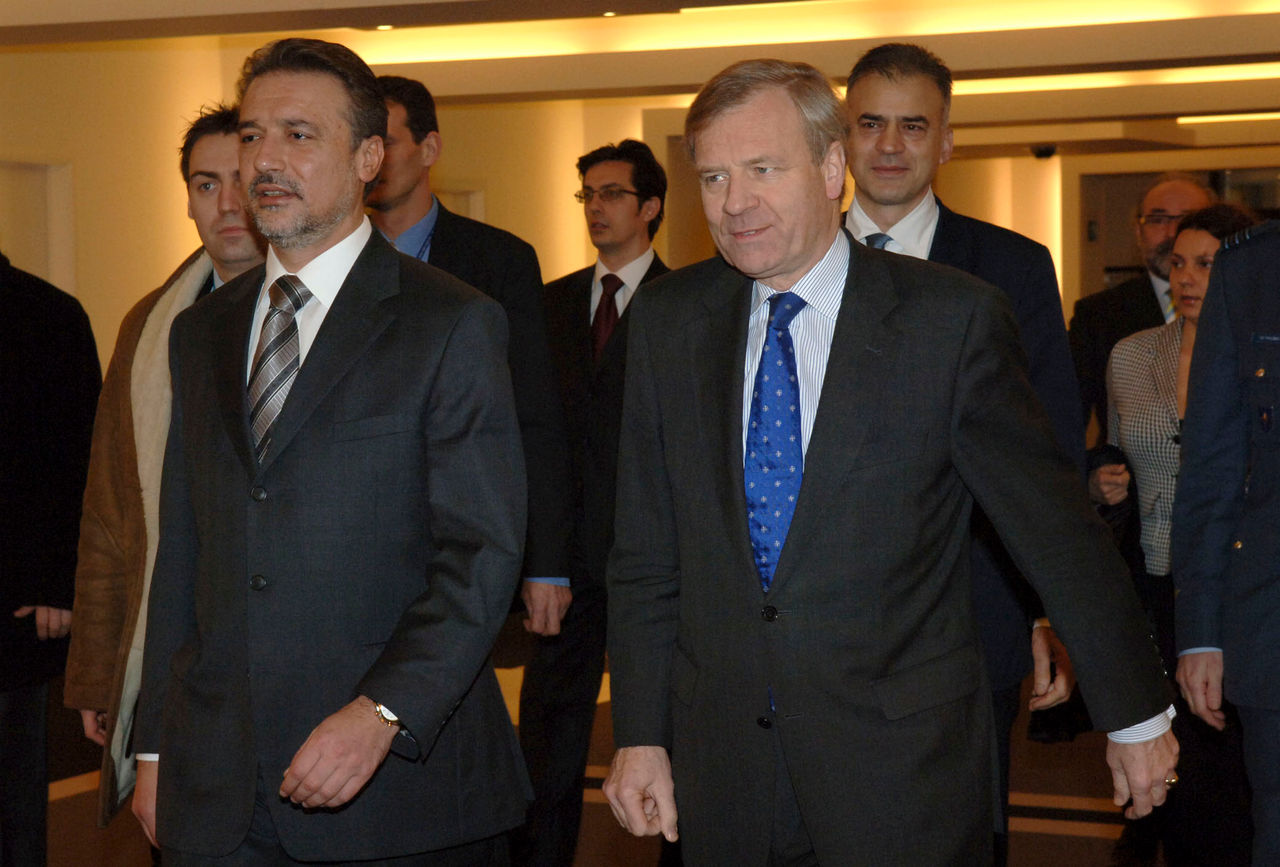 b070129e
29th January 2007
Visit to NATO by President Branko Crvenkovski of the former Yugoslav Republic of Macedonian
Left to right: President Branko Crvenkovski  with NATO Secretary, Jaap de Hoop Scheffer
