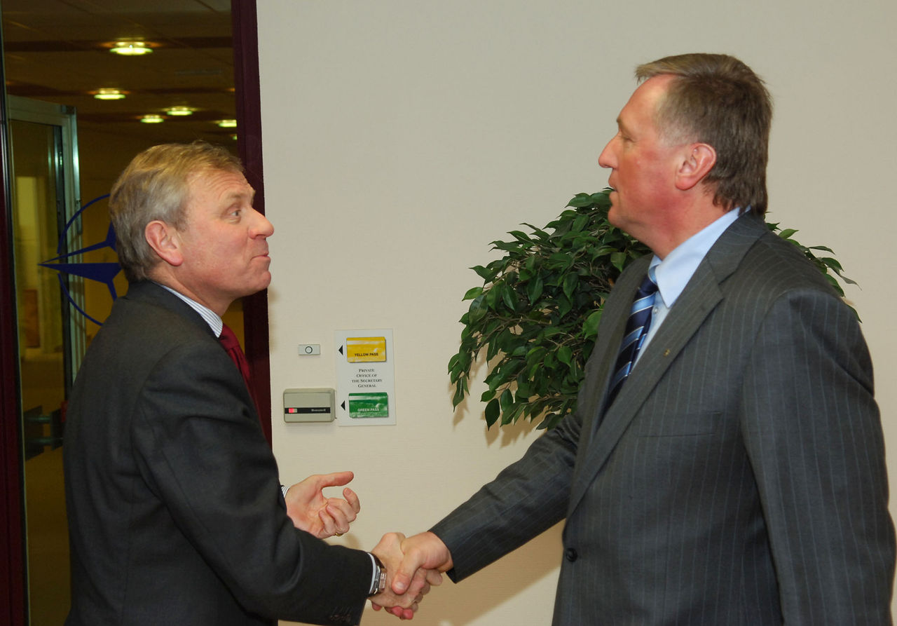 b070305a
5th March 2007
Visit to NATO by the Prime Minister of the Czech Republic,
Mirek Topolánek.
Left to right: NATO Secretary General, Jaap de Hoop Scheffer shaking hands with Mirek Topolánek (Czech Prime Minister)


