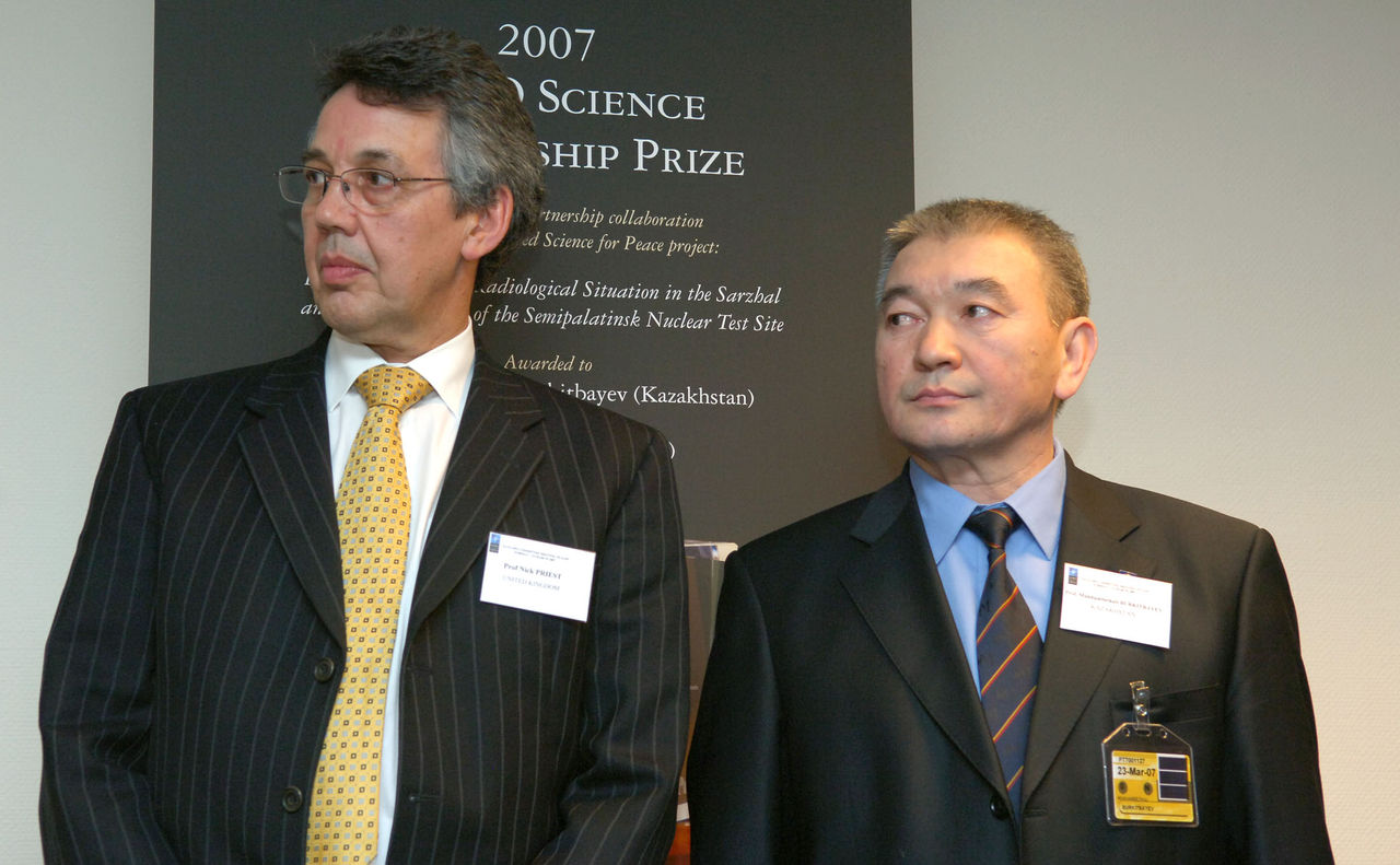 b070322m
22nd March 2007
Presentation of the NATO Science Prize to Kazakh and UK Scientists
Left to right: Professor Nick Priest (UK) and Professor Mukash Burkitbayev (Kazakhstan)
