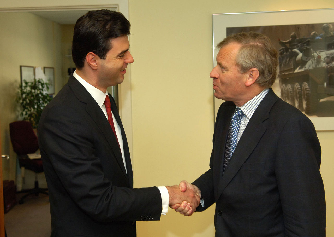 b070503a
3rd May 2007
Visit to NATO by the Minister of Foreign Afffairs of Albania,
Lulzin Basha.
Left to right: Lulzin Basha (Minister of Foreign Affairs, Albania) shaking hands with NATO Secretary General, Jaap de Hoop Scheffer.

