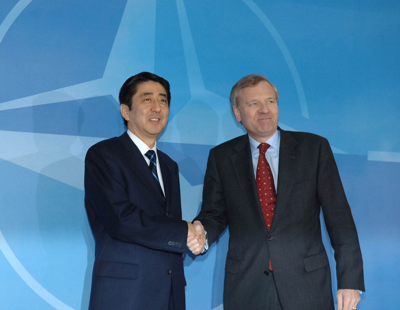From left to right: the Prime Minister of Japan, Mr. Shinzo Abe and NATO Secretary General, Jaap de Hoop Scheffer