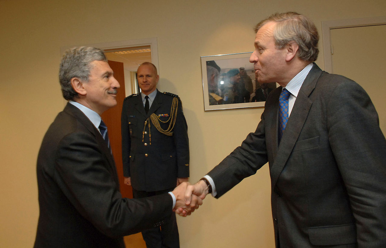 b070122a
22nd January 2007
Visit to NATO by the Minister of Foreign Affairs of Italy,
Massimo d’Alema.
Left to right: Massimo d’Alema (Minister of Foreign Affairs, Italy) shaking hands with NATO Secretrary General, Jaap de Hoop Scheffer.
