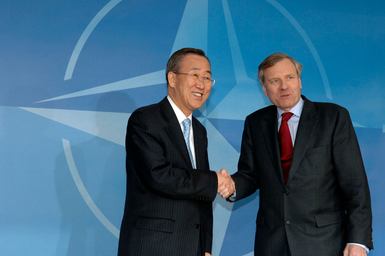 b070124b
24th January 2007
Visit to NATO by United Nations Secretary General, Ban Ki-Moon
Left to right: UN Secretary General, Ban Ki-Moon shaking hands with NATO Secretary General, Jaap de Hoop Scheffer
