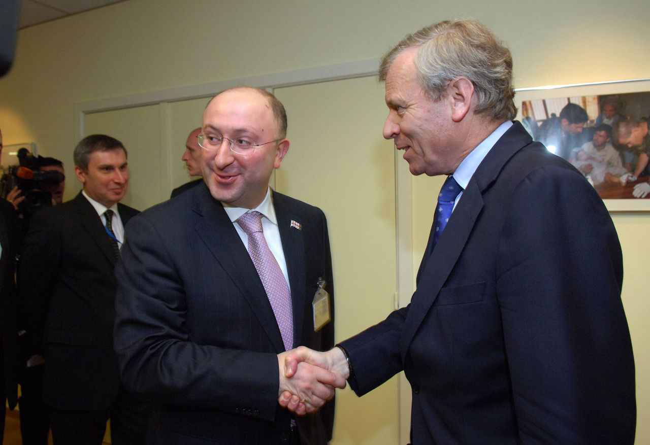 b070516a
Visit to NATO by the Minister of Foreign Affairs of Georgia,
Gela Bezhuashvili
Left to right: Gela Bezhuashvili (Minister of Foreign Affairs of Georgia) shaking hands with NATO Secretary General, Jaap de Hoop Scheffer.
