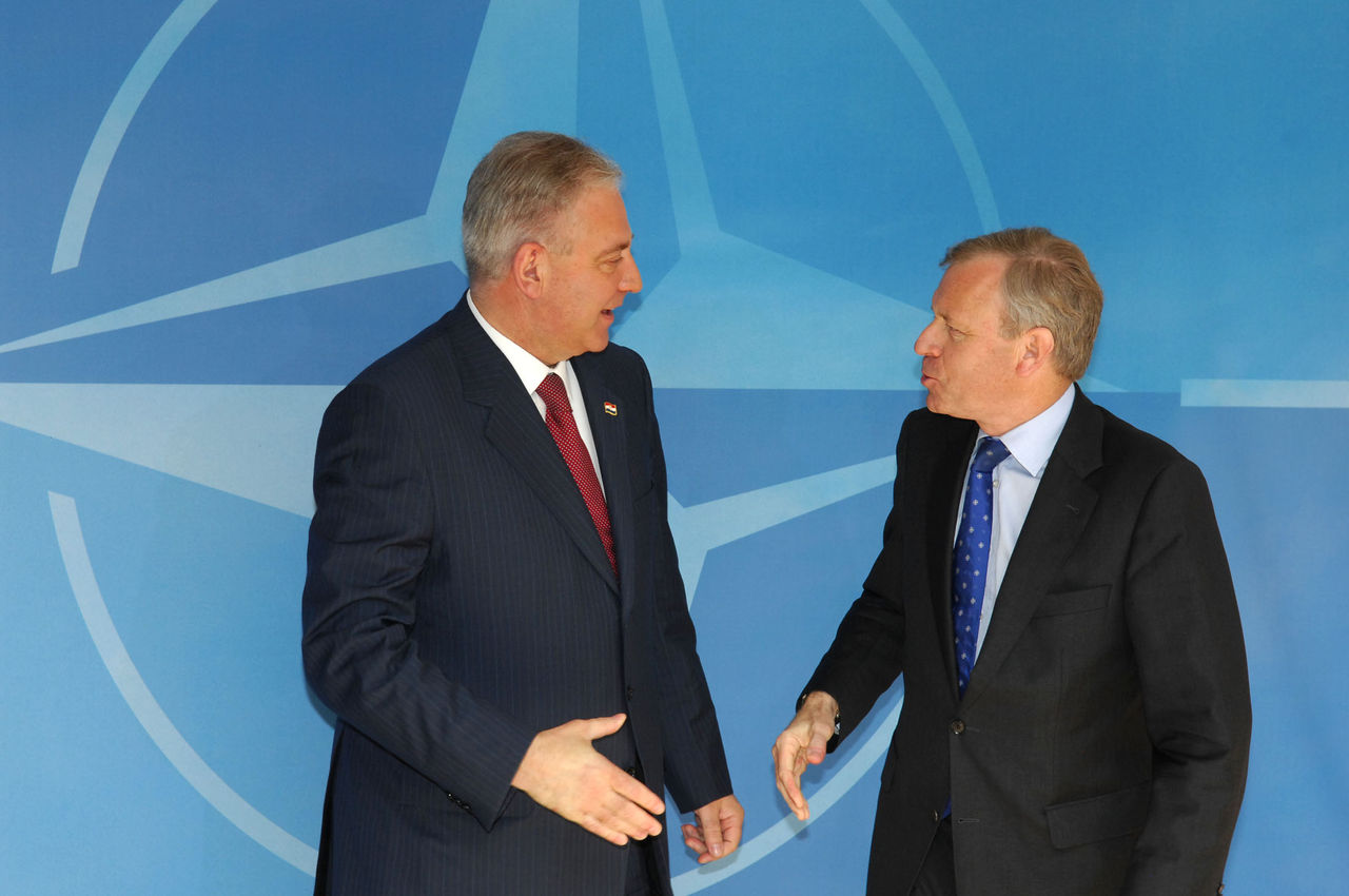 b070606c
6th June 2007
Visit to NATO by the Prime Minister of Croatia,
Ivo Sanader.
Left to right: Prime Minister of Croatia, Ivo Sanader with NATO Secretary General, Jaap de Hoop Scheffer 
