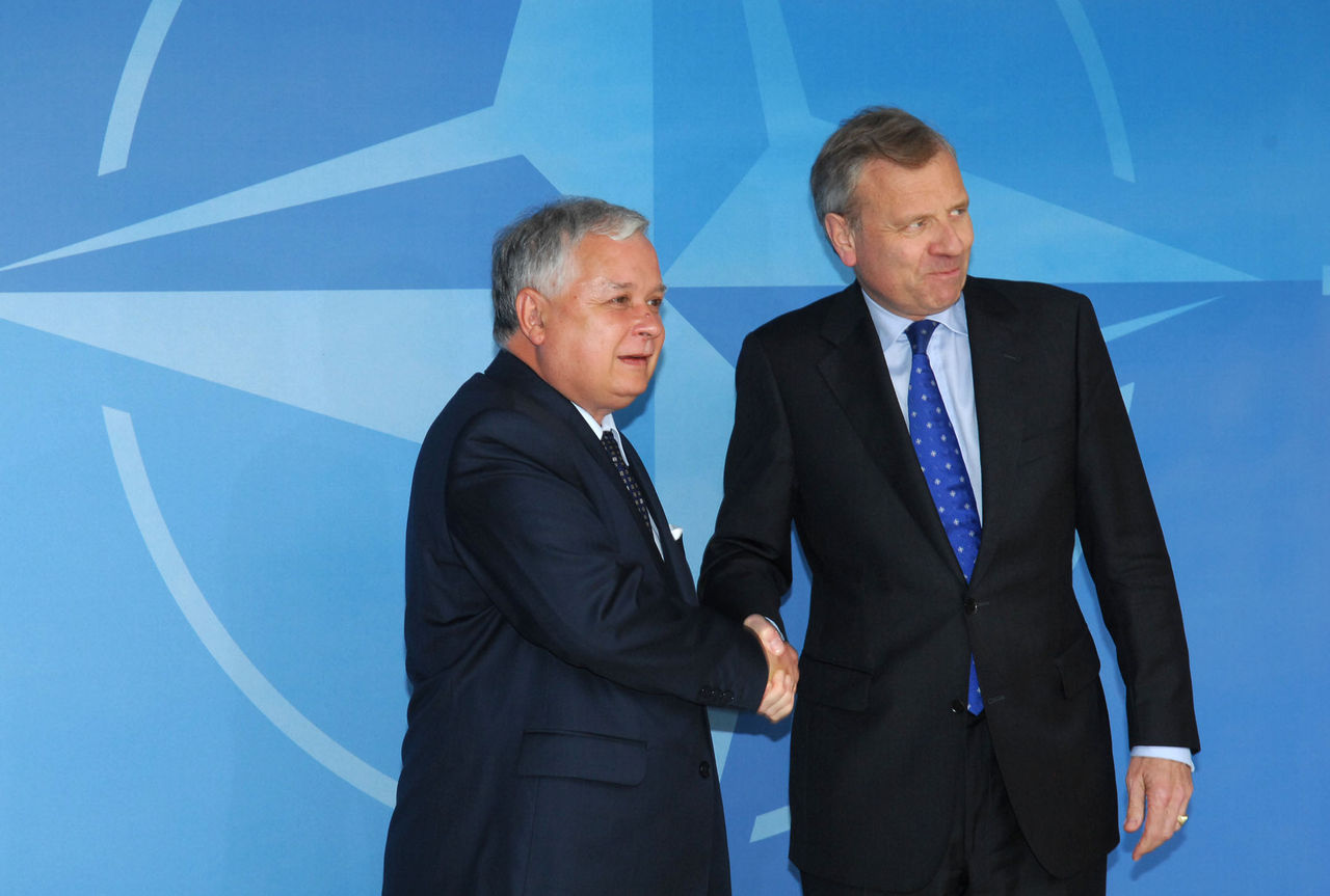 b070606i
6th June 2007
Visit to NATO by the President of Poland, Lech Kaczynski
Left to right: President Lech Kaczynski of Poland shaking hands with NATO Secretary General, Jaap de Hoop Scheffer
