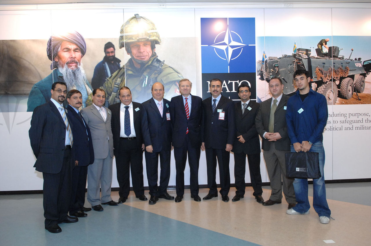 Group photo of NATO Secretary General H.E. Mr. Jaap de Hoop Scheffer with the journalists from the United Arab Emirates
