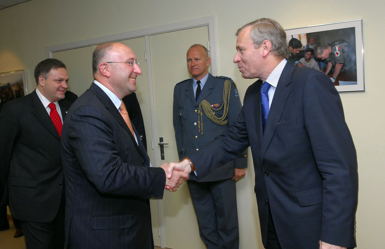 Left to right: Gela Bezhuashvili shaking hands with NATO Secretary General, Jaap de Hoop Scheffer
