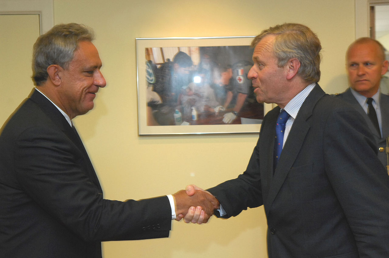 From left to right: Mr. Vartan Oskanian, Minister of Foreign Affairs of Armenia shaking hands with NATO Secretary General, Jaap de Hoop Scheffer