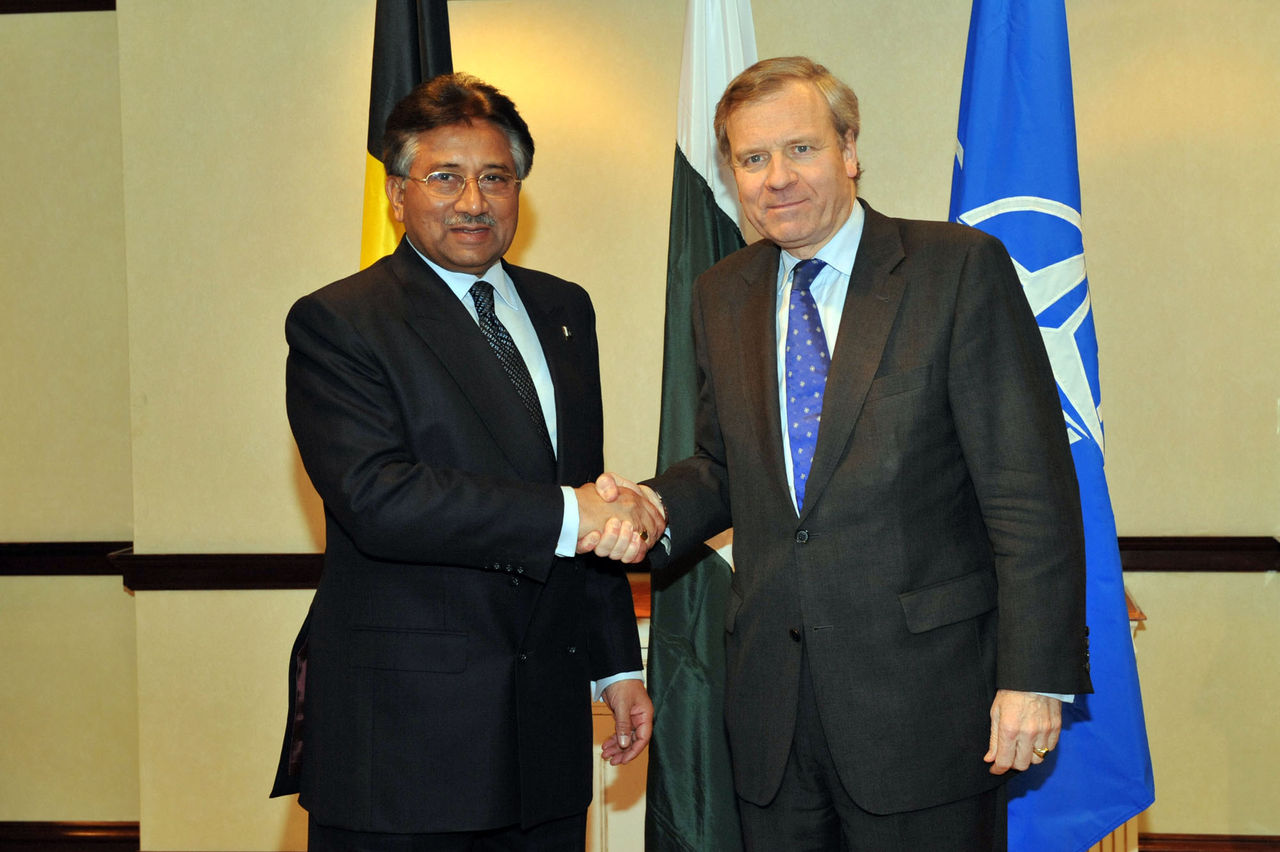 From left to right: Pervez Musharraf, President of Pakistan and NATO Secretary General, Jaap de Hoop Scheffer
