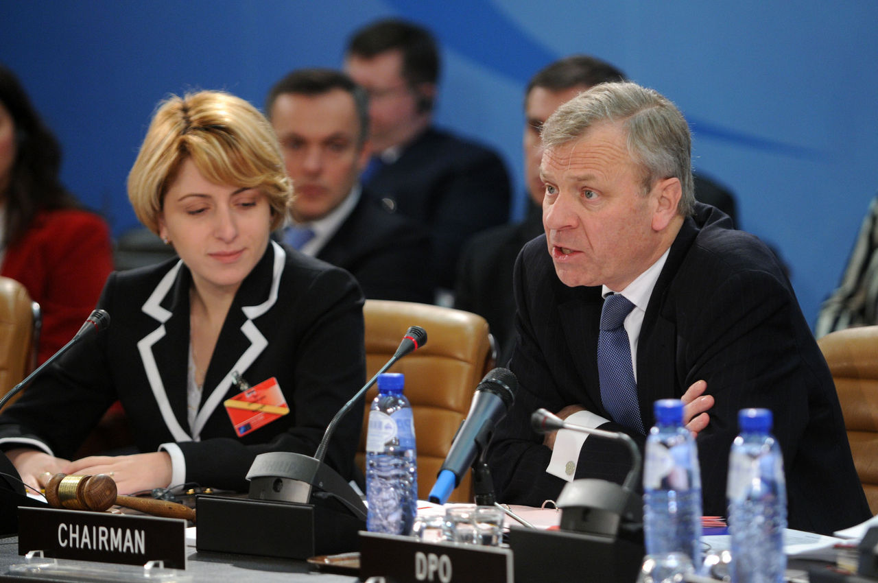 Left to right: Eka TKESHELASHVILI (Minister of Foreign Affairs, Georgia) with NATO Secretary General, Jaap DE HOOP SCHEFFER