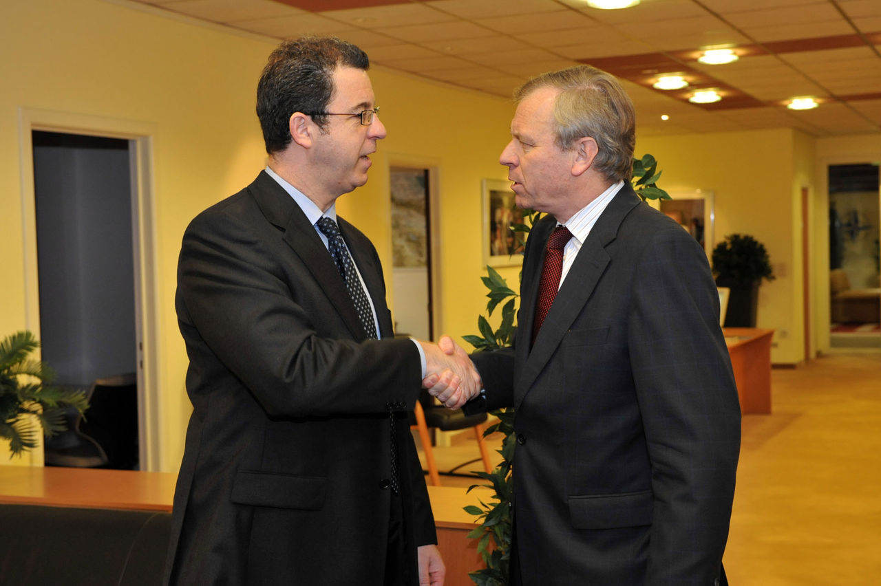 From left to right: Serge Brammertz, the new prosecutor for the International Criminal Tribunal for the former Yugoslavia (ICTY) and NATO Secretary General, Jaap de Hoop Scheffer