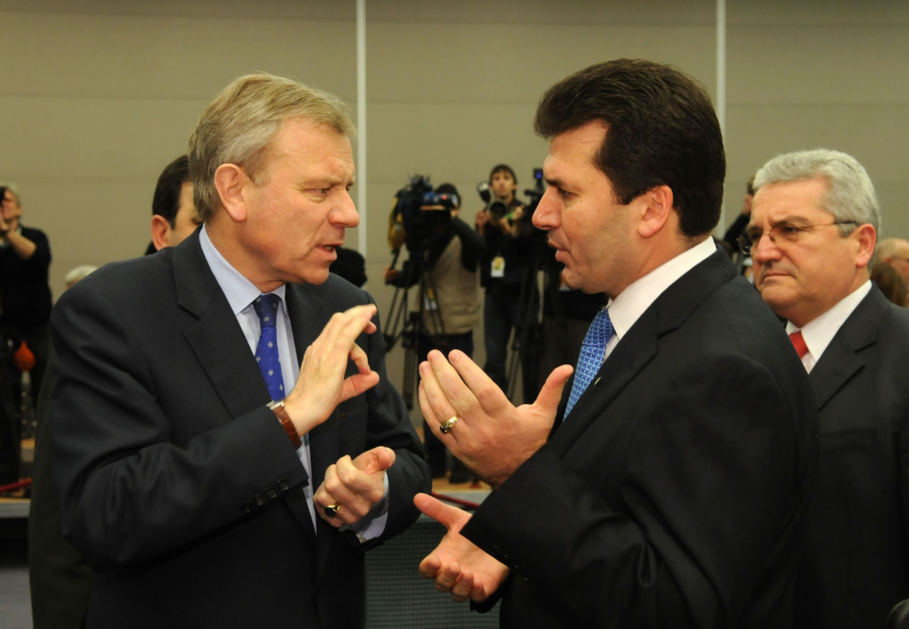 From left to right: NATO Secretary General, Jaap de Hoop Scheffer and the Minister of Defence of Albania, Fatmir Mediu