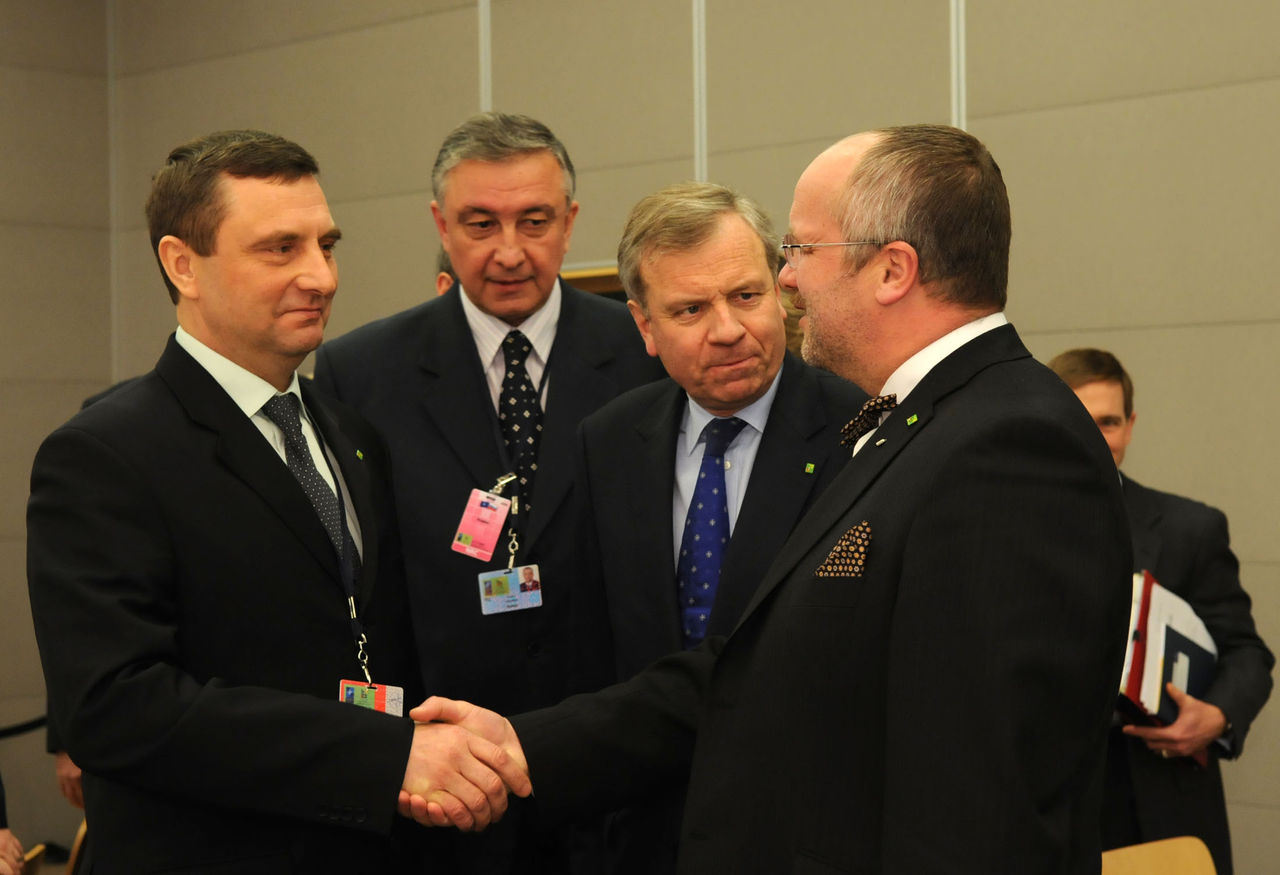 From left to right: first Deputy Minister of Defence of Russia, Alexander Kolmakov shaking hands with the Minister of Defence of Lithuania, Juozas Olekas and NATO Secretary, Jaap de Hoop Scheffer (second from right)